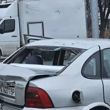 Катастрофа между бус и лек автомобил Опел затрудни движението на