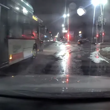 Градски автобус мина на червено в Пловдив, заснеха го на ВИДЕО