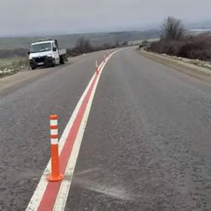 Започна монтирането на ограничителни колчета в участъка между селата Телиш