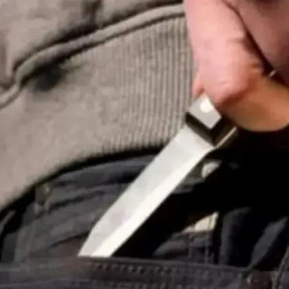 Намушкаха две деца в лондонско училище, борят се за живота им