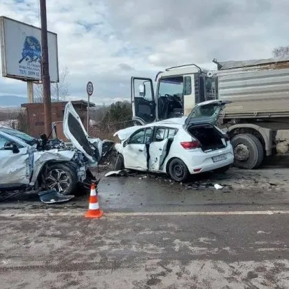 Тежка катастрофа в София! Коли са помлени, пристигнаха огнеборци СНИМКИ