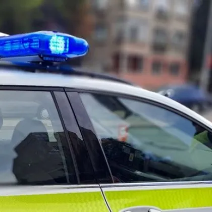 Ужас в метрото: 19-годишен намушка тийнейджър, рита дете в главата