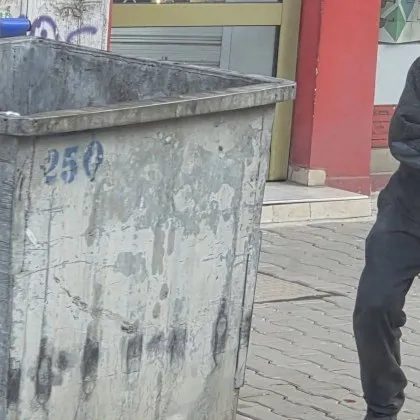 Сигнал за агресивен мъж най вероятно клошар който проси пари от