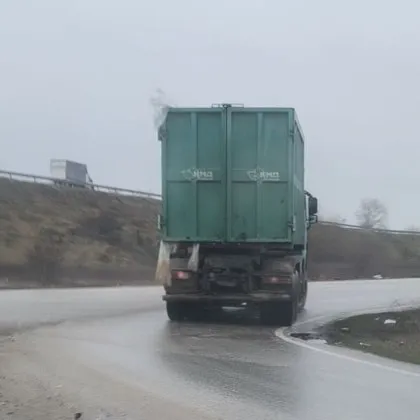 Боклуци летят от камион в Пловдив ВИДЕО