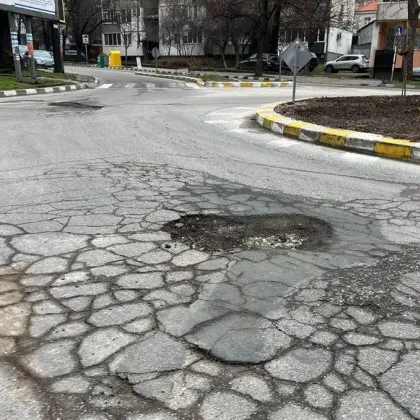 Пътен кратер зейна на оживено кръгово, дебне асеновградчани и туристи СНИМКА