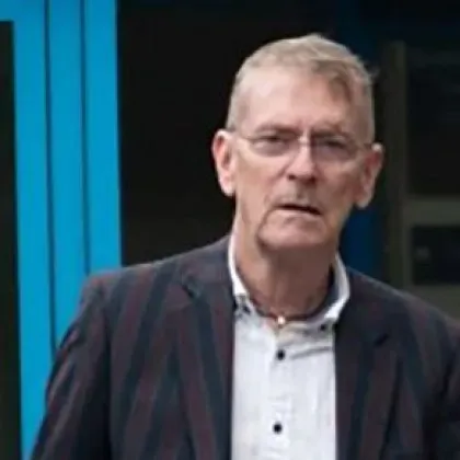 Пиян вилня на борда на самолет! Нападна съпругата си и захапа стюард за ухото