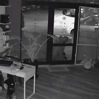 Тарикат с лост опита да разбие студио в София ВИДЕО