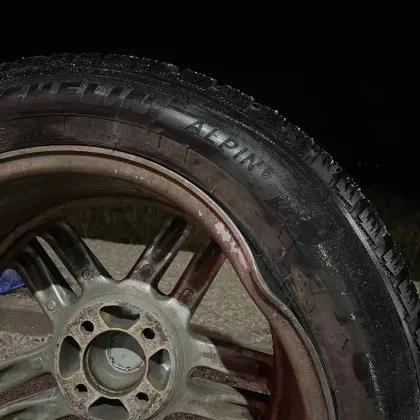 Капан на пътя: 10-сантиметрова дупка пука гуми и изкривява джанти в София СНИМКИ