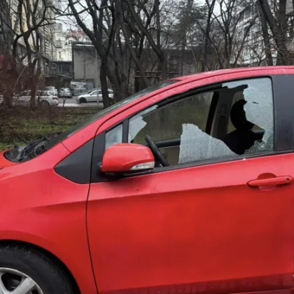 Лек автомобил е бил разбит в района на Хуманитарната гимназия