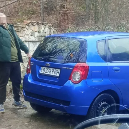 Мъж използва обществена чешма като автомивка