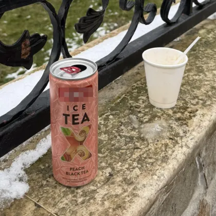 Жителка на Лом твърди че оградата на дома ѝ редовно