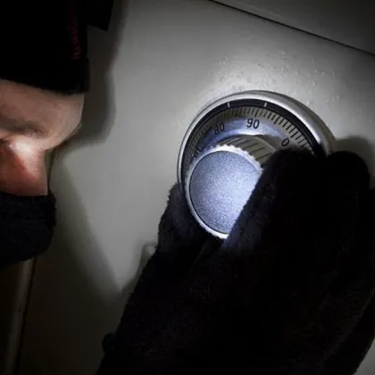 Неизвестни крадци са проникнали в 14 сейфа в клон на