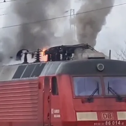 Локомотив на товарен влак се запали в района на гара