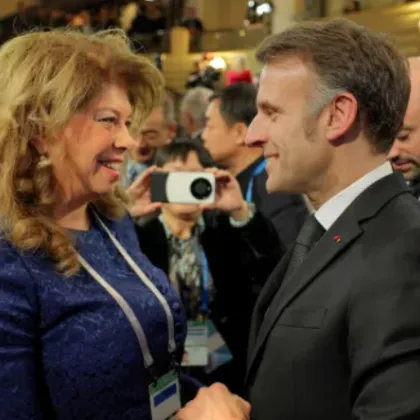 Президентът Илияна Йотова разговаря с френския си колега Еманюел Макрон