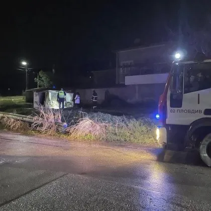 Огнен ад в Марково: Изгоря трафопост, 80 къщи останаха на тъмно