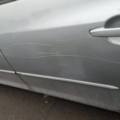 "Пикасо" изрисува паркирана кола в столицата СНИМКИ