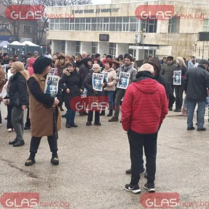 Протест в Червен бряг в памет на Сияна и срещу войната по пътищата СНИМКИ