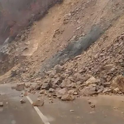 Серия от свлачища! Затруднено е преминаването през Троян - Кърнаре,  блокиран е път в Родопите СНИМКИ