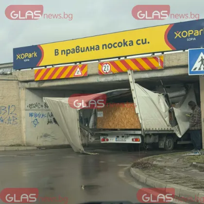 Камион заседна в тунел на АМ "Хемус" СНИМКИ