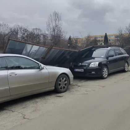 Строителна ограда се "облегна" върху автомобили във Велико Търново СНИМКИ