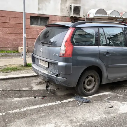 Неизвестен водач е блъснал няколко паркирани автомобила във Варна и