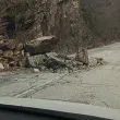 Парчета скала се срутиха на път в Смолянско СНИМКА