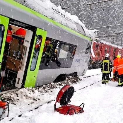 Петима души бяха ранени включително един тежко след като пътнически
