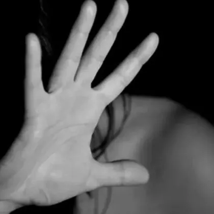 44 годишен мъж е задържан и обвинен за домашно насилие след