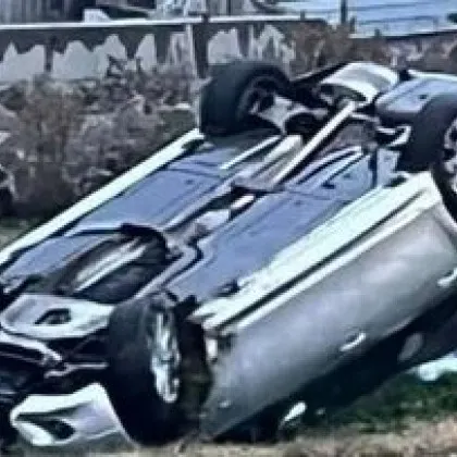 Пияна шофьорка помете паркирани коли, преобърна се по таван