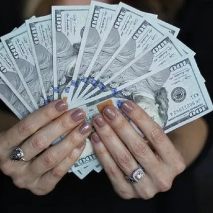 Преведоха на служител 330 заплати накуп, той изчезна