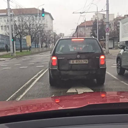 Шофьор профуча през пешеходна пътека и едва не помете жена в Бургас