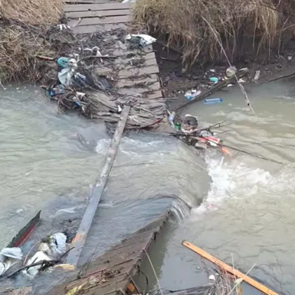 Импровизиран мост над река край столичния квартал Люлин 6 е