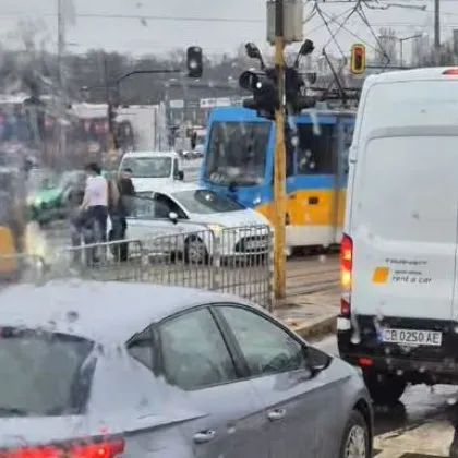 Траймвай и кола се блъснаха в столицата СНИМКИ