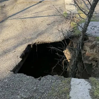 "Вход към Люлинската Нарния": Дупка се отвори на тротоар в София СНИМКИ