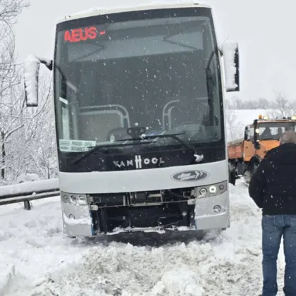 Автобус с 25 души е закъсал край свищовското село Вардим