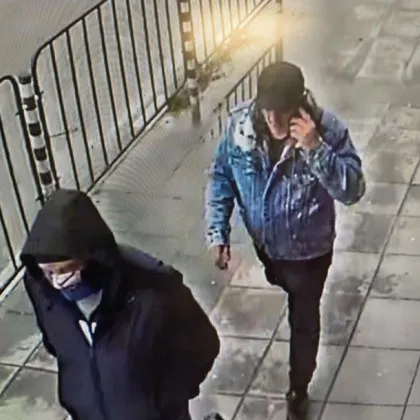 Двама задигнаха чанта с пари и документи, издирват ги СНИМКИ