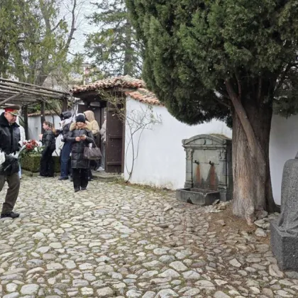 Със Света литургия и панихида в храм Успение на Света