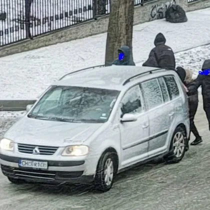 Кола аварира на заснежен път, намесиха се деца СНИМКИ