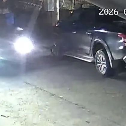 Мрак заслепяваща ярка светлина звук на удари и един прекъснат