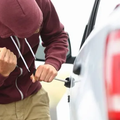 Мъж задигна телефон и рибарски пособия от две коли в Пловдив