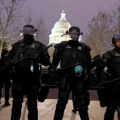 Полицията на Капитолия във Вашингтон арестува 18 годишен младеж който е