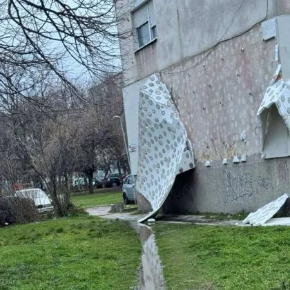 Мощният вятър връхлетял Пловдив тази нощ свали част от изолацията