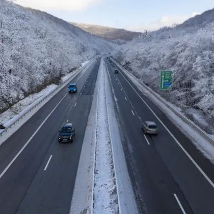 Обилен снеговалеж затвори участъци от АМ "Тракия" и пътища в Бургаско