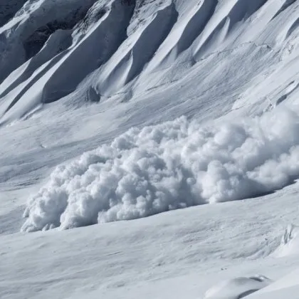 Мощна лавина се спусна във Вал Вени в района под