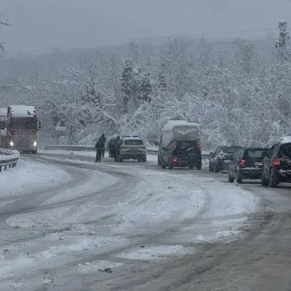 Обилният снеговалеж превърна изхода на Ловеч при Тунела в истинско