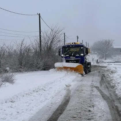Затворени пътища, снежни навявания и паднали клони: Русе очаква и бурен вятър СНИМКИ