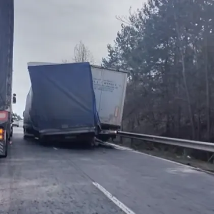Камион и бус се блъснаха в Старозагорско СНИМКИ