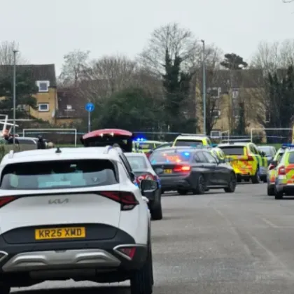 Мъж загина, тийнейджър е в критично състояние след нападение с нож в Англия