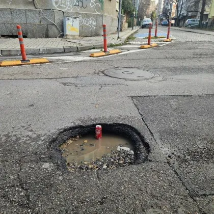 Огромен кратер дебне невнимателни водачи в София