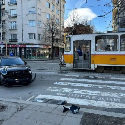 Сблъскаха се трамвай и автомобил, има щети СНИМКИ